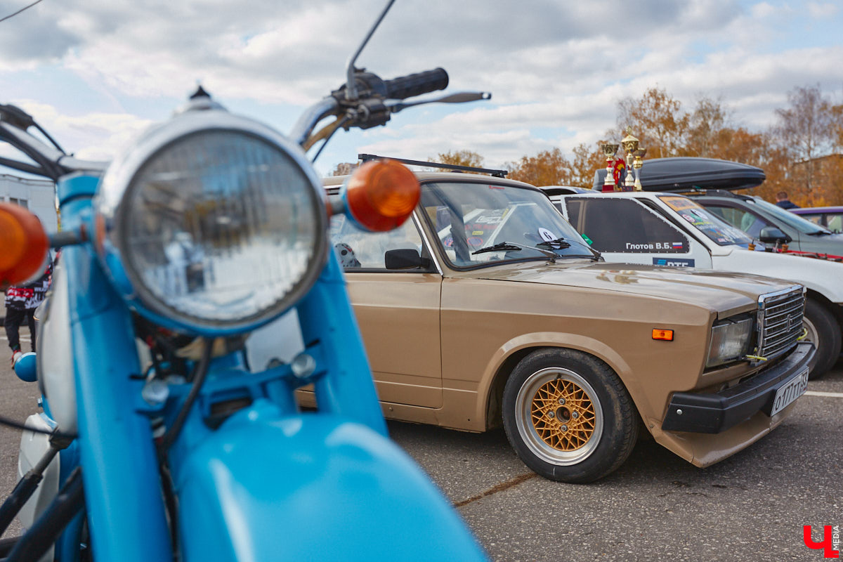 Октябрь, автодром ВлГУ, крутые тачки — это уже классика. На десятый раз AutoFest от ВлГУ стал настоящим фестивалем. В субботу, 15 октября, более 30 авто разной степени новизны, креатива и даже масштаба провели на автодроме целый день. Владельцы соревновались в искусстве вождения, проходили через «лимбо», за конфеты сдавали ПДД, шумели/гудели техникой и, по возможности, устраивали гонки. Подробности в нашем фоторепортаже.