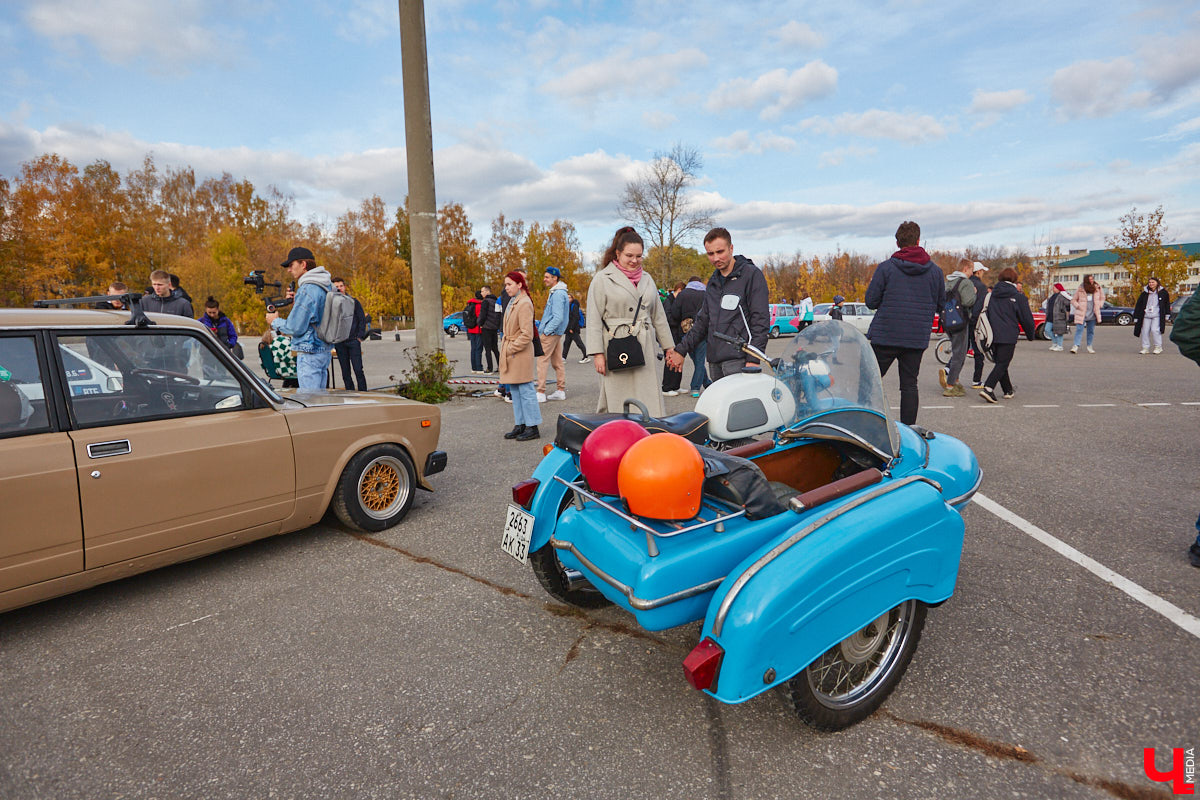 Октябрь, автодром ВлГУ, крутые тачки — это уже классика. На десятый раз AutoFest от ВлГУ стал настоящим фестивалем. В субботу, 15 октября, более 30 авто разной степени новизны, креатива и даже масштаба провели на автодроме целый день. Владельцы соревновались в искусстве вождения, проходили через «лимбо», за конфеты сдавали ПДД, шумели/гудели техникой и, по возможности, устраивали гонки. Подробности в нашем фоторепортаже.