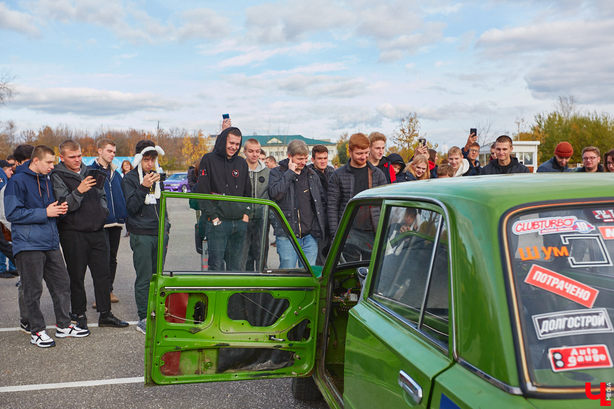 Октябрь, автодром ВлГУ, крутые тачки — это уже классика. На десятый раз AutoFest от ВлГУ стал настоящим фестивалем. В субботу, 15 октября, более 30 авто разной степени новизны, креатива и даже масштаба провели на автодроме целый день. Владельцы соревновались в искусстве вождения, проходили через «лимбо», за конфеты сдавали ПДД, шумели/гудели техникой и, по возможности, устраивали гонки. Подробности в нашем фоторепортаже.