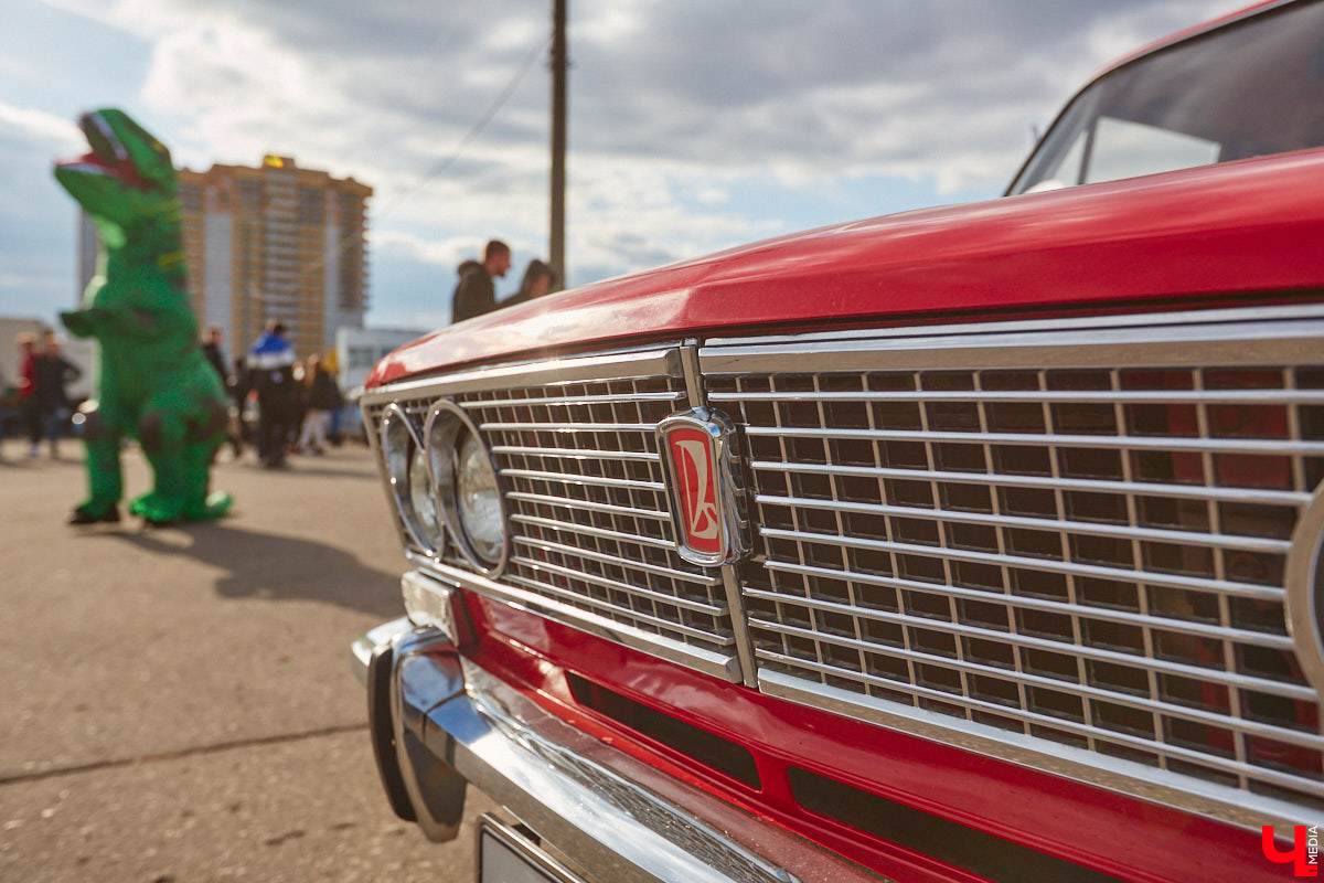 Октябрь, автодром ВлГУ, крутые тачки — это уже классика. На десятый раз AutoFest от ВлГУ стал настоящим фестивалем. В субботу, 15 октября, более 30 авто разной степени новизны, креатива и даже масштаба провели на автодроме целый день. Владельцы соревновались в искусстве вождения, проходили через «лимбо», за конфеты сдавали ПДД, шумели/гудели техникой и, по возможности, устраивали гонки. Подробности в нашем фоторепортаже.