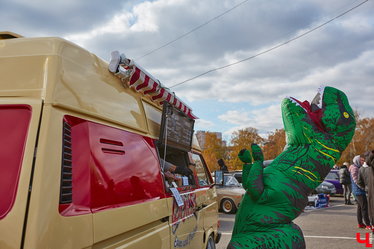 Октябрь, автодром ВлГУ, крутые тачки — это уже классика. На десятый раз AutoFest от ВлГУ стал настоящим фестивалем. В субботу, 15 октября, более 30 авто разной степени новизны, креатива и даже масштаба провели на автодроме целый день. Владельцы соревновались в искусстве вождения, проходили через «лимбо», за конфеты сдавали ПДД, шумели/гудели техникой и, по возможности, устраивали гонки. Подробности в нашем фоторепортаже.