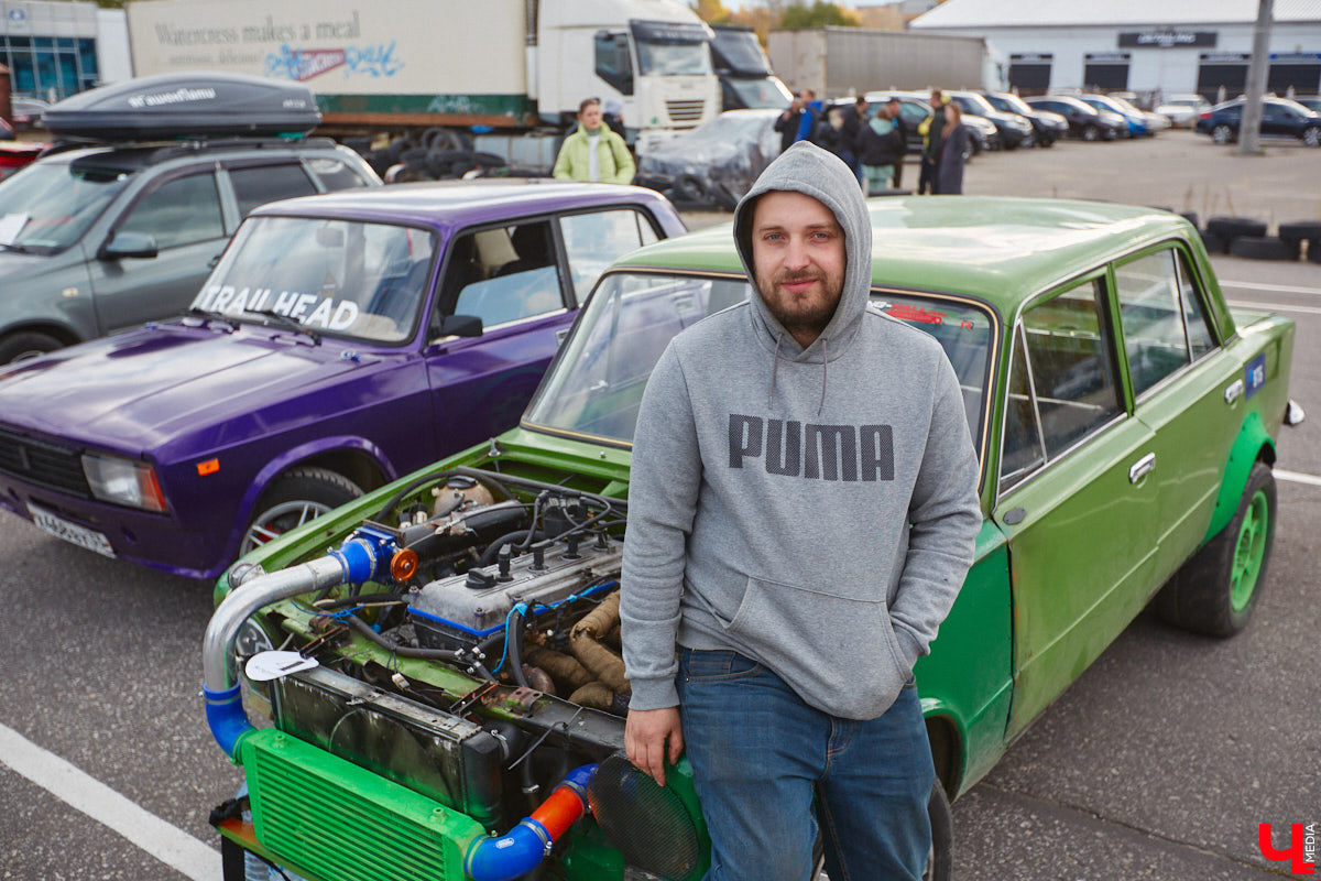 Октябрь, автодром ВлГУ, крутые тачки — это уже классика. На десятый раз AutoFest от ВлГУ стал настоящим фестивалем. В субботу, 15 октября, более 30 авто разной степени новизны, креатива и даже масштаба провели на автодроме целый день. Владельцы соревновались в искусстве вождения, проходили через «лимбо», за конфеты сдавали ПДД, шумели/гудели техникой и, по возможности, устраивали гонки. Подробности в нашем фоторепортаже.