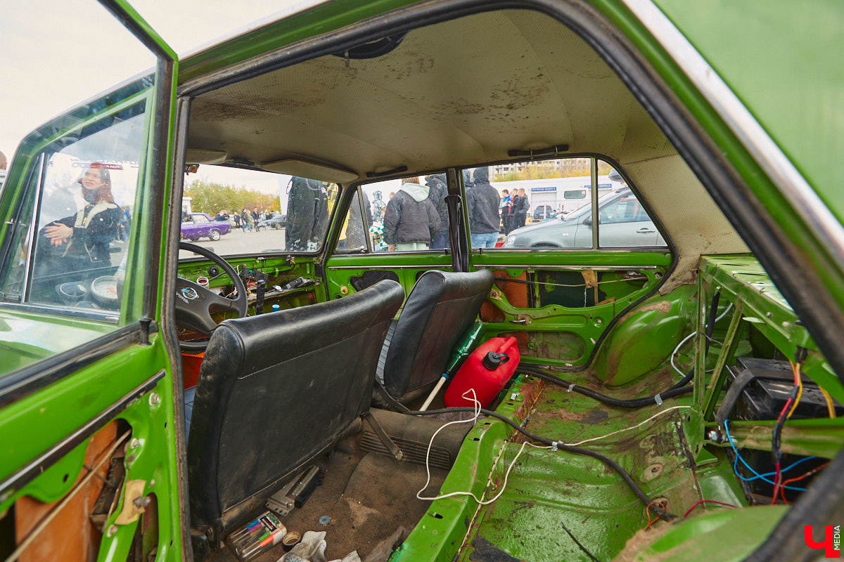 Октябрь, автодром ВлГУ, крутые тачки — это уже классика. На десятый раз AutoFest от ВлГУ стал настоящим фестивалем. В субботу, 15 октября, более 30 авто разной степени новизны, креатива и даже масштаба провели на автодроме целый день. Владельцы соревновались в искусстве вождения, проходили через «лимбо», за конфеты сдавали ПДД, шумели/гудели техникой и, по возможности, устраивали гонки. Подробности в нашем фоторепортаже.