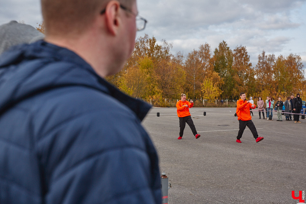 Октябрь, автодром ВлГУ, крутые тачки — это уже классика. На десятый раз AutoFest от ВлГУ стал настоящим фестивалем. В субботу, 15 октября, более 30 авто разной степени новизны, креатива и даже масштаба провели на автодроме целый день. Владельцы соревновались в искусстве вождения, проходили через «лимбо», за конфеты сдавали ПДД, шумели/гудели техникой и, по возможности, устраивали гонки. Подробности в нашем фоторепортаже.
