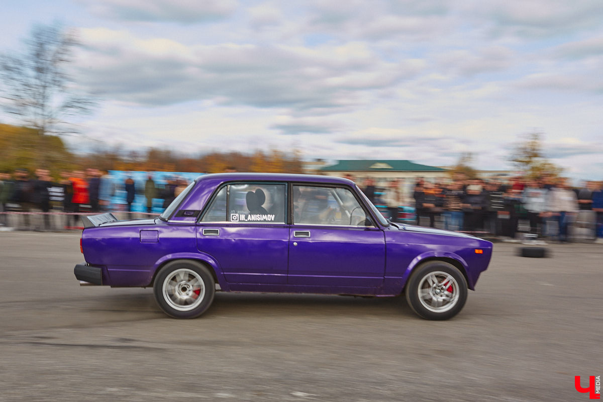 Октябрь, автодром ВлГУ, крутые тачки — это уже классика. На десятый раз AutoFest от ВлГУ стал настоящим фестивалем. В субботу, 15 октября, более 30 авто разной степени новизны, креатива и даже масштаба провели на автодроме целый день. Владельцы соревновались в искусстве вождения, проходили через «лимбо», за конфеты сдавали ПДД, шумели/гудели техникой и, по возможности, устраивали гонки. Подробности в нашем фоторепортаже.