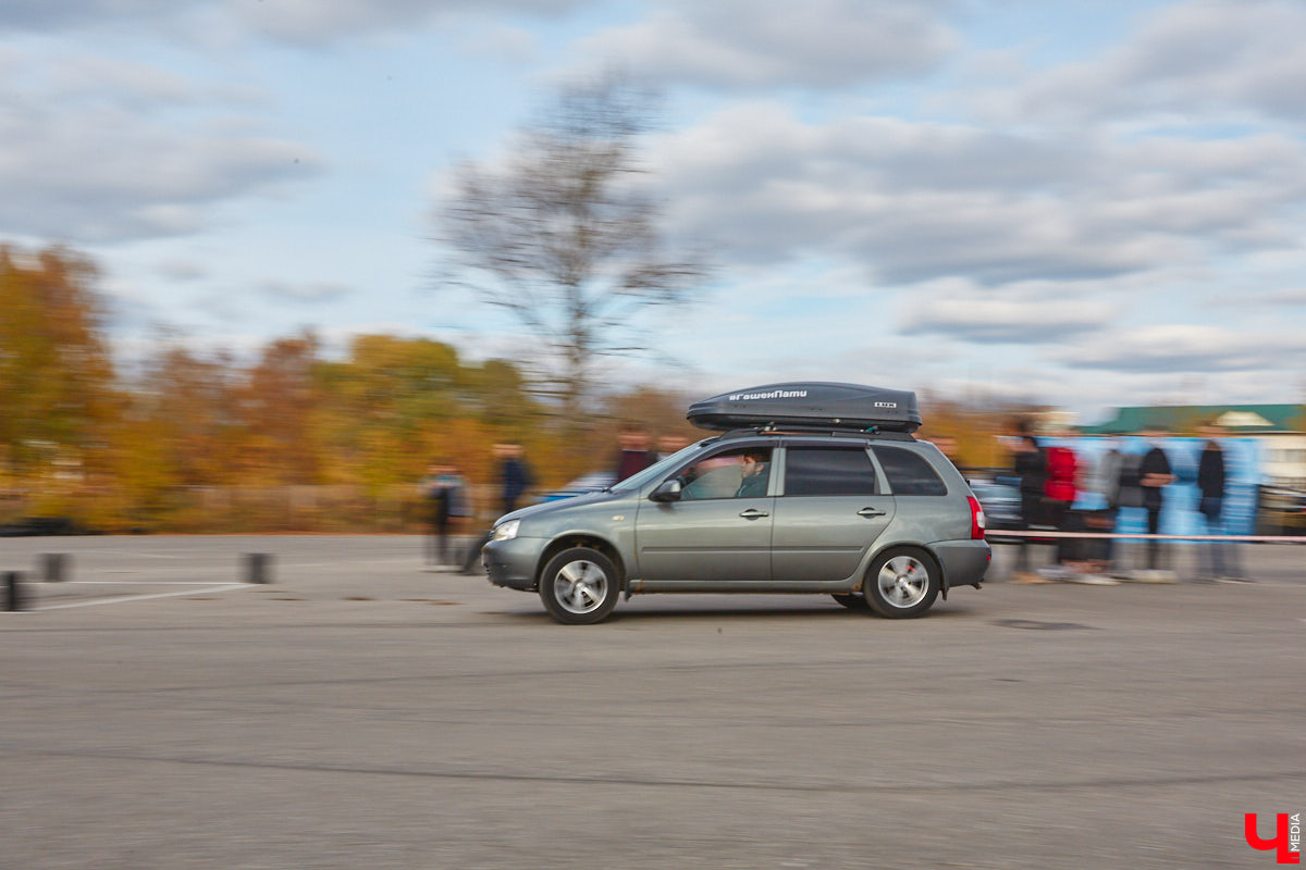 Октябрь, автодром ВлГУ, крутые тачки — это уже классика. На десятый раз AutoFest от ВлГУ стал настоящим фестивалем. В субботу, 15 октября, более 30 авто разной степени новизны, креатива и даже масштаба провели на автодроме целый день. Владельцы соревновались в искусстве вождения, проходили через «лимбо», за конфеты сдавали ПДД, шумели/гудели техникой и, по возможности, устраивали гонки. Подробности в нашем фоторепортаже.
