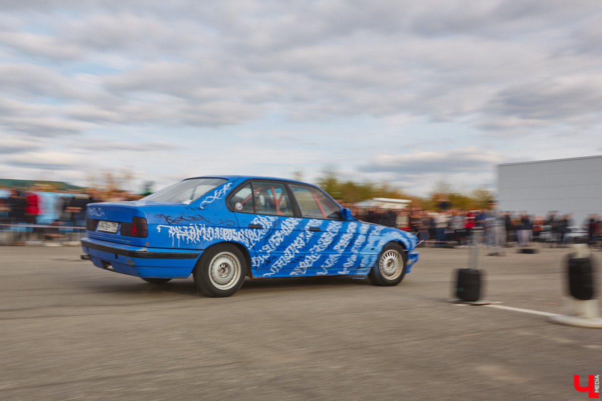 Октябрь, автодром ВлГУ, крутые тачки — это уже классика. На десятый раз AutoFest от ВлГУ стал настоящим фестивалем. В субботу, 15 октября, более 30 авто разной степени новизны, креатива и даже масштаба провели на автодроме целый день. Владельцы соревновались в искусстве вождения, проходили через «лимбо», за конфеты сдавали ПДД, шумели/гудели техникой и, по возможности, устраивали гонки. Подробности в нашем фоторепортаже.