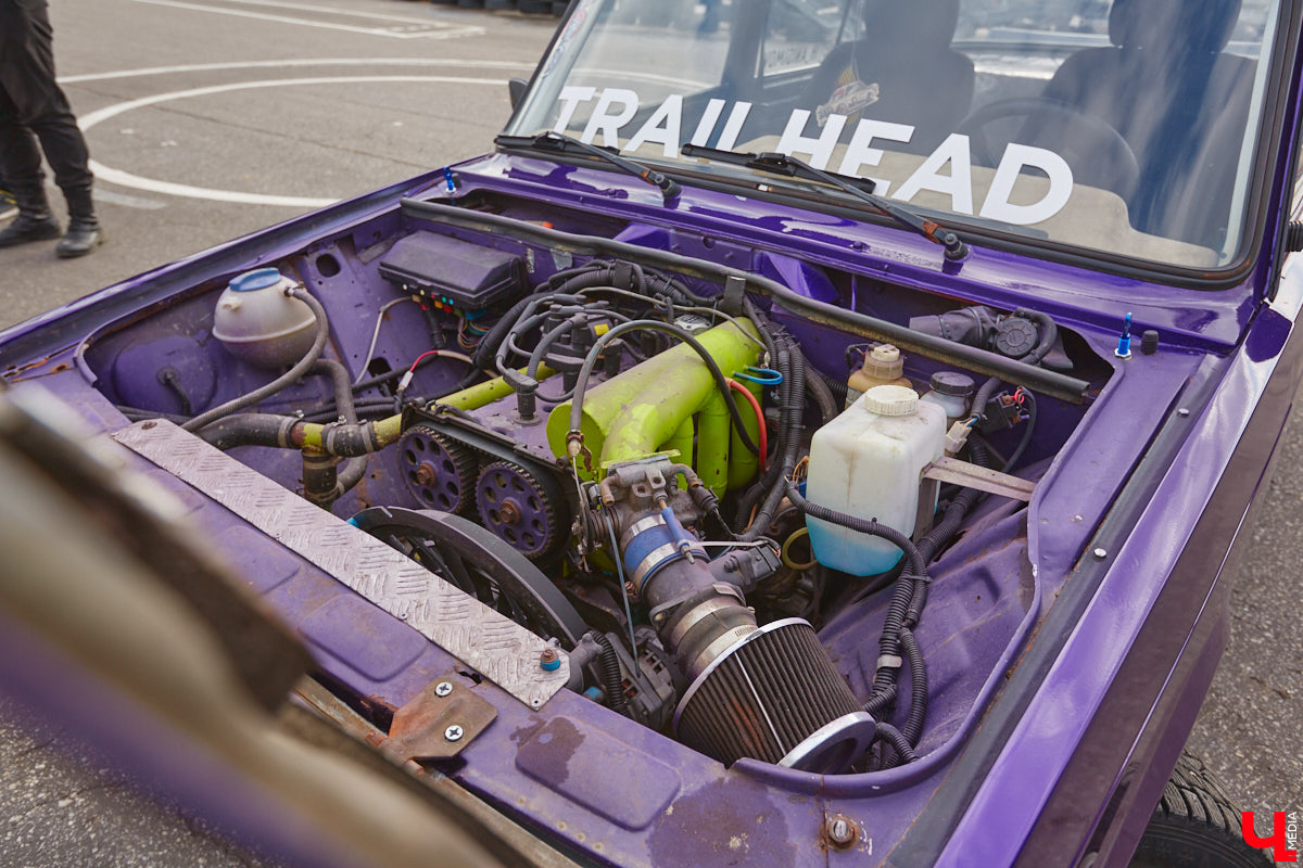 Октябрь, автодром ВлГУ, крутые тачки — это уже классика. На десятый раз AutoFest от ВлГУ стал настоящим фестивалем. В субботу, 15 октября, более 30 авто разной степени новизны, креатива и даже масштаба провели на автодроме целый день. Владельцы соревновались в искусстве вождения, проходили через «лимбо», за конфеты сдавали ПДД, шумели/гудели техникой и, по возможности, устраивали гонки. Подробности в нашем фоторепортаже.