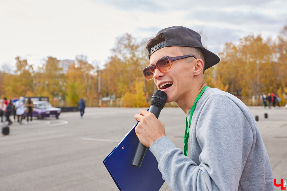 Октябрь, автодром ВлГУ, крутые тачки — это уже классика. На десятый раз AutoFest от ВлГУ стал настоящим фестивалем. В субботу, 15 октября, более 30 авто разной степени новизны, креатива и даже масштаба провели на автодроме целый день. Владельцы соревновались в искусстве вождения, проходили через «лимбо», за конфеты сдавали ПДД, шумели/гудели техникой и, по возможности, устраивали гонки. Подробности в нашем фоторепортаже.