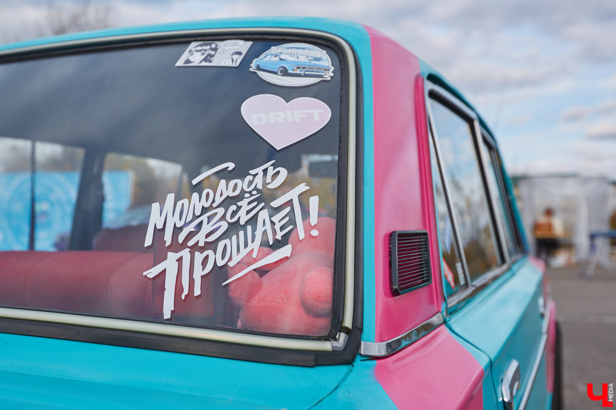 Октябрь, автодром ВлГУ, крутые тачки — это уже классика. На десятый раз AutoFest от ВлГУ стал настоящим фестивалем. В субботу, 15 октября, более 30 авто разной степени новизны, креатива и даже масштаба провели на автодроме целый день. Владельцы соревновались в искусстве вождения, проходили через «лимбо», за конфеты сдавали ПДД, шумели/гудели техникой и, по возможности, устраивали гонки. Подробности в нашем фоторепортаже.