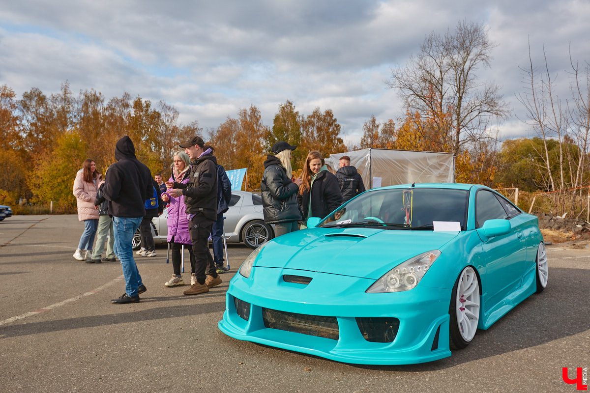 Октябрь, автодром ВлГУ, крутые тачки — это уже классика. На десятый раз AutoFest от ВлГУ стал настоящим фестивалем. В субботу, 15 октября, более 30 авто разной степени новизны, креатива и даже масштаба провели на автодроме целый день. Владельцы соревновались в искусстве вождения, проходили через «лимбо», за конфеты сдавали ПДД, шумели/гудели техникой и, по возможности, устраивали гонки. Подробности в нашем фоторепортаже.