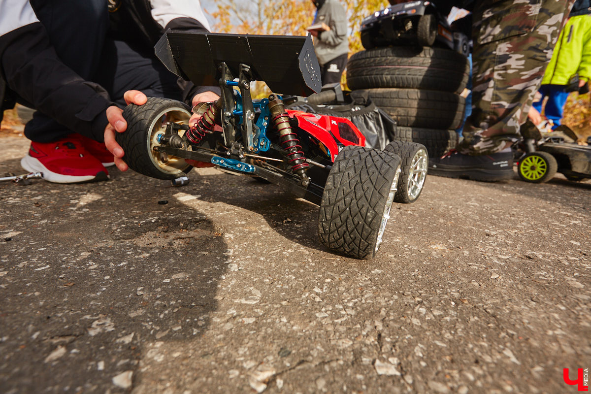 Октябрь, автодром ВлГУ, крутые тачки — это уже классика. На десятый раз AutoFest от ВлГУ стал настоящим фестивалем. В субботу, 15 октября, более 30 авто разной степени новизны, креатива и даже масштаба провели на автодроме целый день. Владельцы соревновались в искусстве вождения, проходили через «лимбо», за конфеты сдавали ПДД, шумели/гудели техникой и, по возможности, устраивали гонки. Подробности в нашем фоторепортаже.