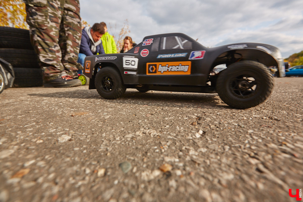 Октябрь, автодром ВлГУ, крутые тачки — это уже классика. На десятый раз AutoFest от ВлГУ стал настоящим фестивалем. В субботу, 15 октября, более 30 авто разной степени новизны, креатива и даже масштаба провели на автодроме целый день. Владельцы соревновались в искусстве вождения, проходили через «лимбо», за конфеты сдавали ПДД, шумели/гудели техникой и, по возможности, устраивали гонки. Подробности в нашем фоторепортаже.