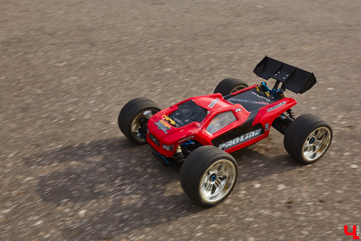 Октябрь, автодром ВлГУ, крутые тачки — это уже классика. На десятый раз AutoFest от ВлГУ стал настоящим фестивалем. В субботу, 15 октября, более 30 авто разной степени новизны, креатива и даже масштаба провели на автодроме целый день. Владельцы соревновались в искусстве вождения, проходили через «лимбо», за конфеты сдавали ПДД, шумели/гудели техникой и, по возможности, устраивали гонки. Подробности в нашем фоторепортаже.