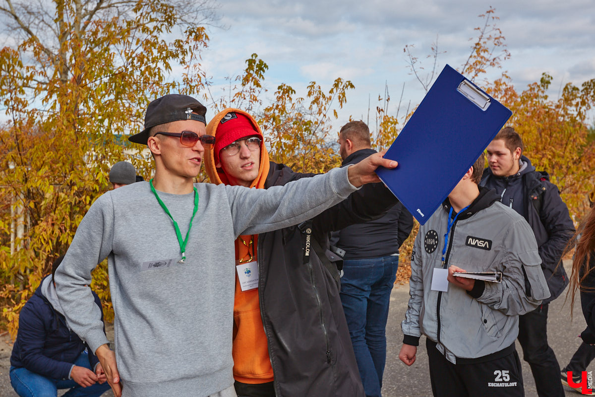 Октябрь, автодром ВлГУ, крутые тачки — это уже классика. На десятый раз AutoFest от ВлГУ стал настоящим фестивалем. В субботу, 15 октября, более 30 авто разной степени новизны, креатива и даже масштаба провели на автодроме целый день. Владельцы соревновались в искусстве вождения, проходили через «лимбо», за конфеты сдавали ПДД, шумели/гудели техникой и, по возможности, устраивали гонки. Подробности в нашем фоторепортаже.
