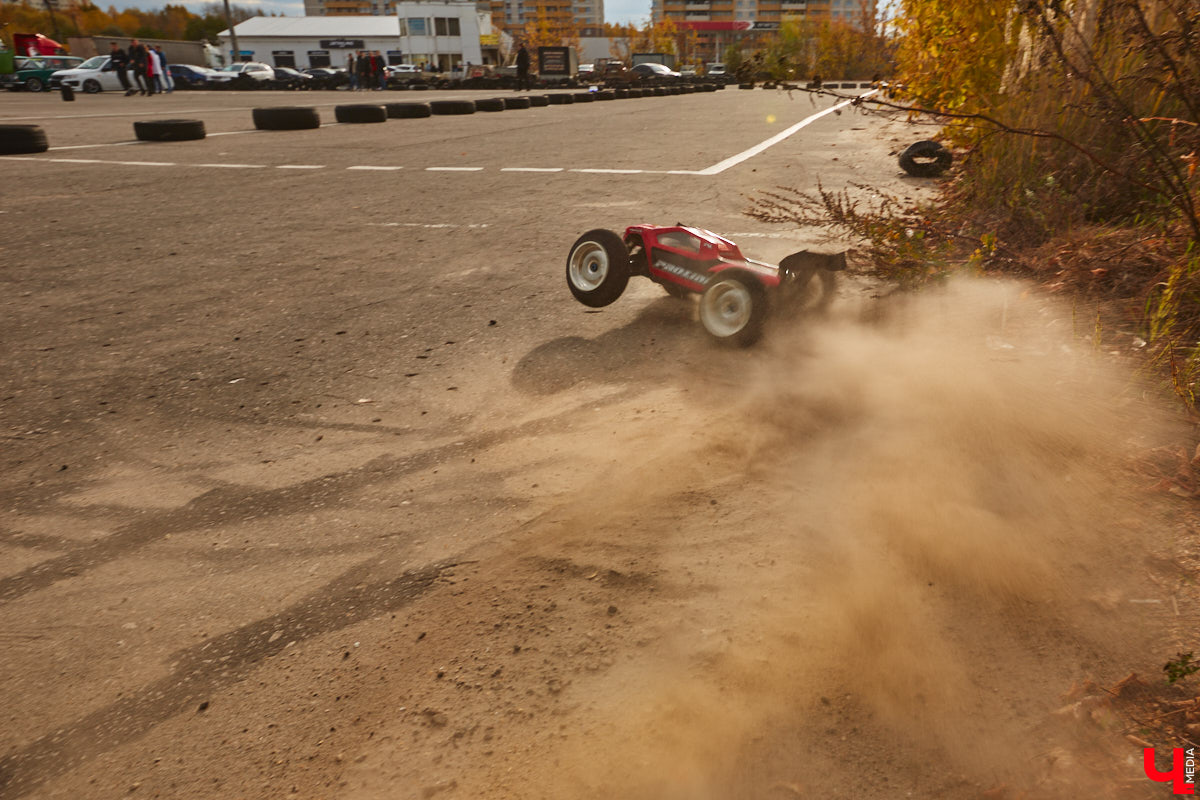 Октябрь, автодром ВлГУ, крутые тачки — это уже классика. На десятый раз AutoFest от ВлГУ стал настоящим фестивалем. В субботу, 15 октября, более 30 авто разной степени новизны, креатива и даже масштаба провели на автодроме целый день. Владельцы соревновались в искусстве вождения, проходили через «лимбо», за конфеты сдавали ПДД, шумели/гудели техникой и, по возможности, устраивали гонки. Подробности в нашем фоторепортаже.