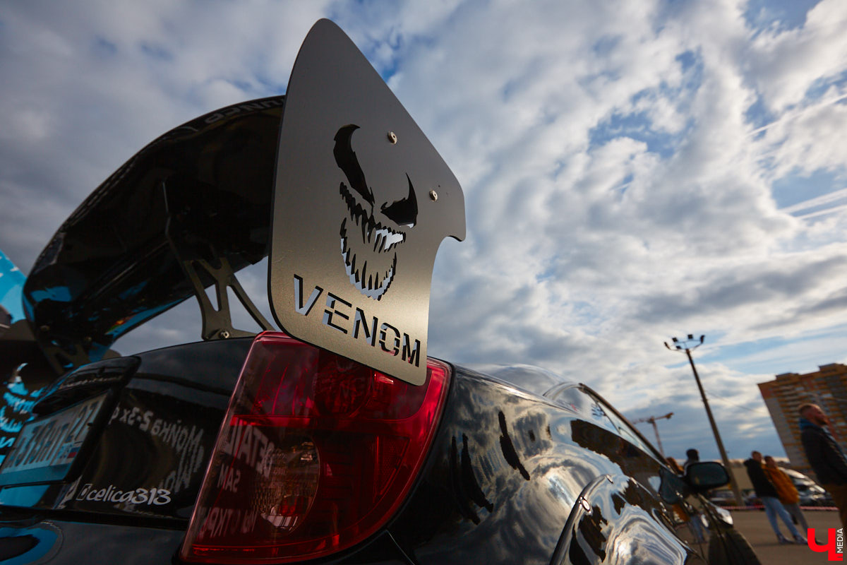 Октябрь, автодром ВлГУ, крутые тачки — это уже классика. На десятый раз AutoFest от ВлГУ стал настоящим фестивалем. В субботу, 15 октября, более 30 авто разной степени новизны, креатива и даже масштаба провели на автодроме целый день. Владельцы соревновались в искусстве вождения, проходили через «лимбо», за конфеты сдавали ПДД, шумели/гудели техникой и, по возможности, устраивали гонки. Подробности в нашем фоторепортаже.