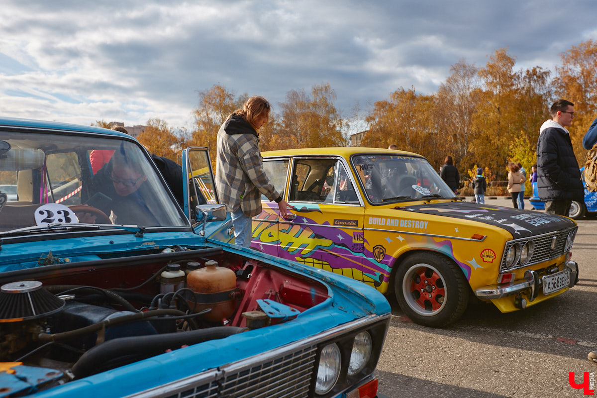 Октябрь, автодром ВлГУ, крутые тачки — это уже классика. На десятый раз AutoFest от ВлГУ стал настоящим фестивалем. В субботу, 15 октября, более 30 авто разной степени новизны, креатива и даже масштаба провели на автодроме целый день. Владельцы соревновались в искусстве вождения, проходили через «лимбо», за конфеты сдавали ПДД, шумели/гудели техникой и, по возможности, устраивали гонки. Подробности в нашем фоторепортаже.