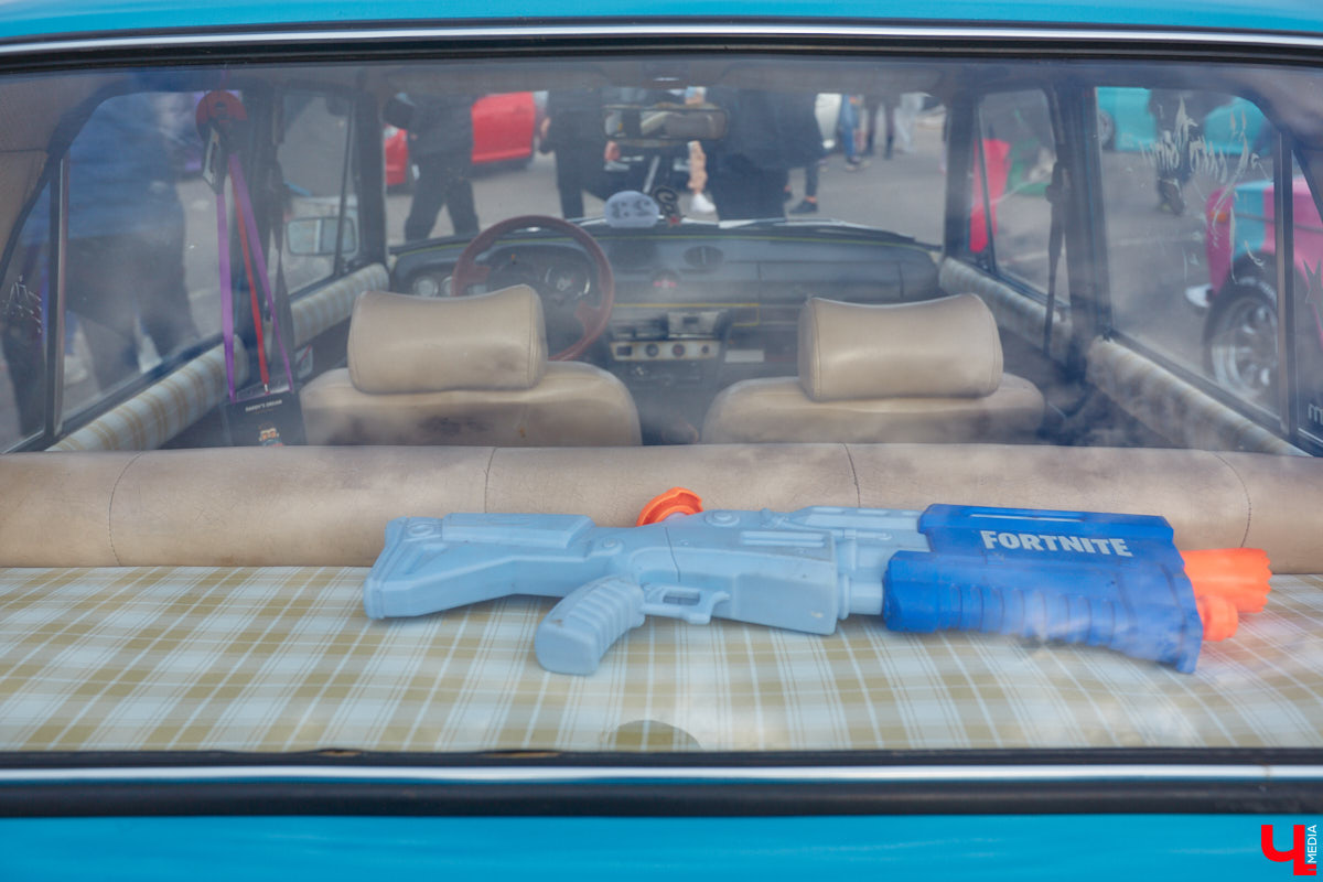 Октябрь, автодром ВлГУ, крутые тачки — это уже классика. На десятый раз AutoFest от ВлГУ стал настоящим фестивалем. В субботу, 15 октября, более 30 авто разной степени новизны, креатива и даже масштаба провели на автодроме целый день. Владельцы соревновались в искусстве вождения, проходили через «лимбо», за конфеты сдавали ПДД, шумели/гудели техникой и, по возможности, устраивали гонки. Подробности в нашем фоторепортаже.