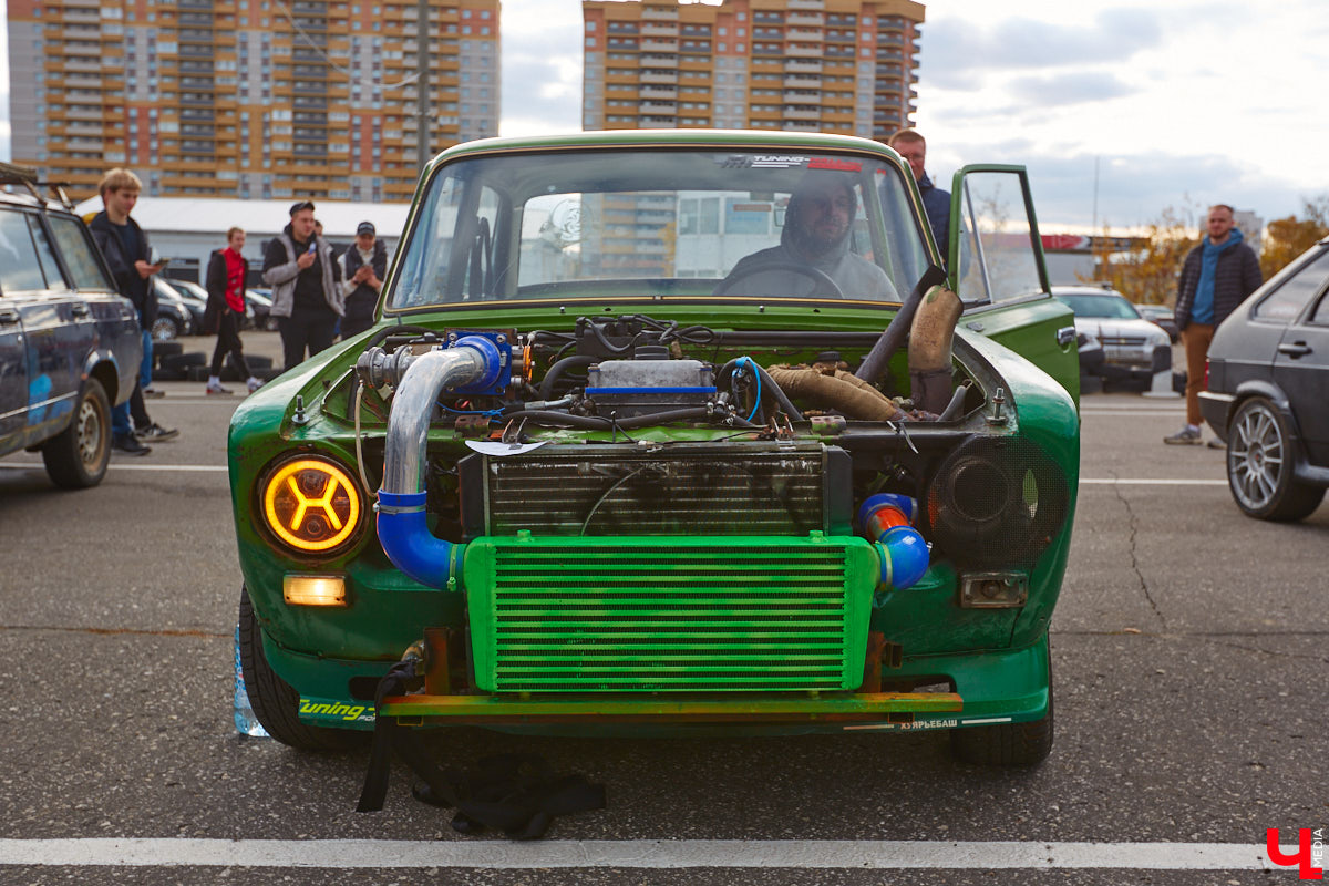 Октябрь, автодром ВлГУ, крутые тачки — это уже классика. На десятый раз AutoFest от ВлГУ стал настоящим фестивалем. В субботу, 15 октября, более 30 авто разной степени новизны, креатива и даже масштаба провели на автодроме целый день. Владельцы соревновались в искусстве вождения, проходили через «лимбо», за конфеты сдавали ПДД, шумели/гудели техникой и, по возможности, устраивали гонки. Подробности в нашем фоторепортаже.