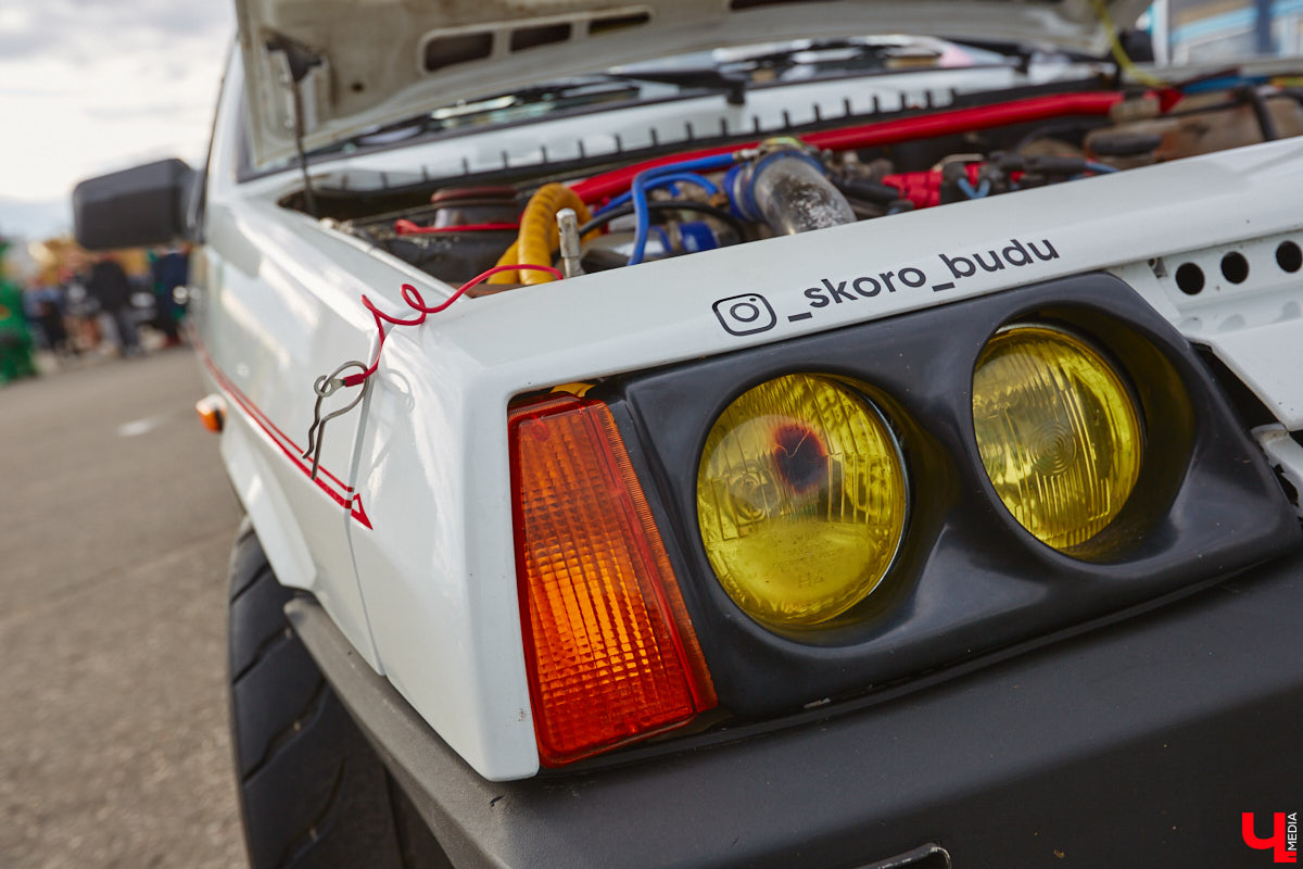 Октябрь, автодром ВлГУ, крутые тачки — это уже классика. На десятый раз AutoFest от ВлГУ стал настоящим фестивалем. В субботу, 15 октября, более 30 авто разной степени новизны, креатива и даже масштаба провели на автодроме целый день. Владельцы соревновались в искусстве вождения, проходили через «лимбо», за конфеты сдавали ПДД, шумели/гудели техникой и, по возможности, устраивали гонки. Подробности в нашем фоторепортаже.