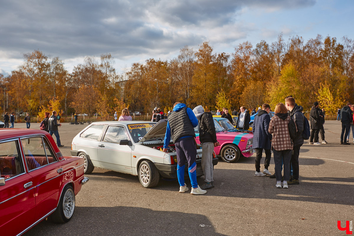 Октябрь, автодром ВлГУ, крутые тачки — это уже классика. На десятый раз AutoFest от ВлГУ стал настоящим фестивалем. В субботу, 15 октября, более 30 авто разной степени новизны, креатива и даже масштаба провели на автодроме целый день. Владельцы соревновались в искусстве вождения, проходили через «лимбо», за конфеты сдавали ПДД, шумели/гудели техникой и, по возможности, устраивали гонки. Подробности в нашем фоторепортаже.