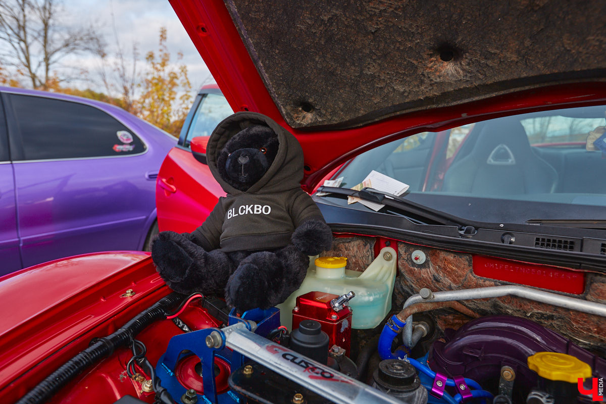 Октябрь, автодром ВлГУ, крутые тачки — это уже классика. На десятый раз AutoFest от ВлГУ стал настоящим фестивалем. В субботу, 15 октября, более 30 авто разной степени новизны, креатива и даже масштаба провели на автодроме целый день. Владельцы соревновались в искусстве вождения, проходили через «лимбо», за конфеты сдавали ПДД, шумели/гудели техникой и, по возможности, устраивали гонки. Подробности в нашем фоторепортаже.