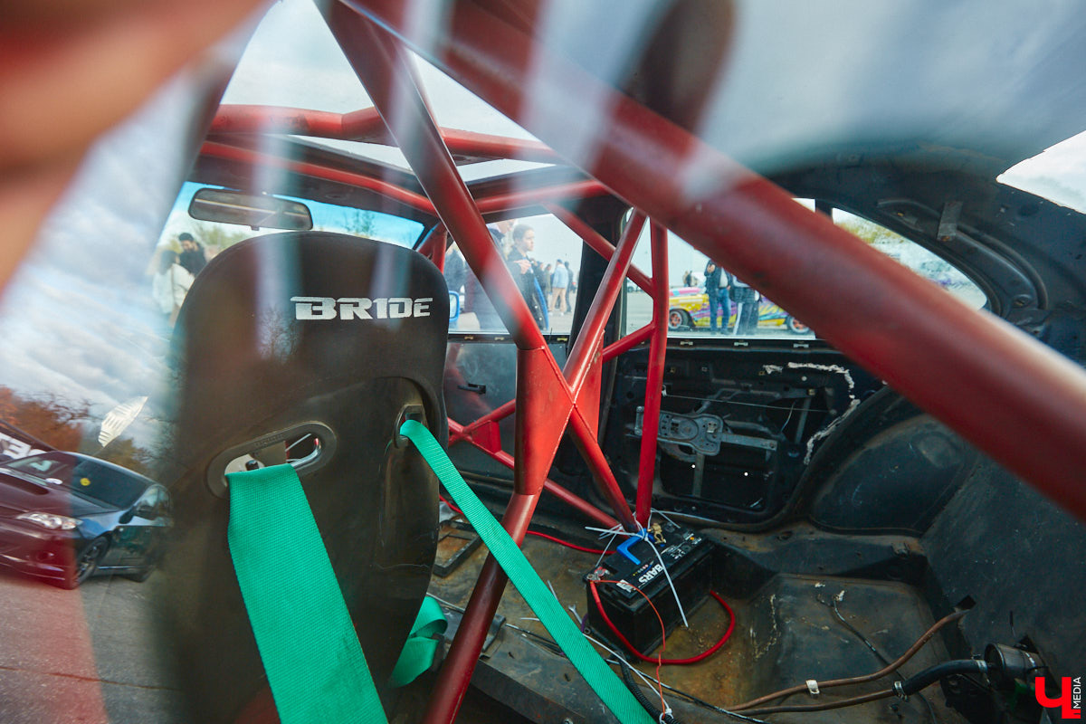 Октябрь, автодром ВлГУ, крутые тачки — это уже классика. На десятый раз AutoFest от ВлГУ стал настоящим фестивалем. В субботу, 15 октября, более 30 авто разной степени новизны, креатива и даже масштаба провели на автодроме целый день. Владельцы соревновались в искусстве вождения, проходили через «лимбо», за конфеты сдавали ПДД, шумели/гудели техникой и, по возможности, устраивали гонки. Подробности в нашем фоторепортаже.