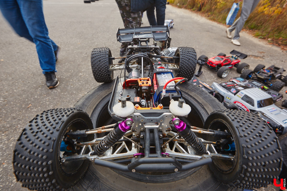 Октябрь, автодром ВлГУ, крутые тачки — это уже классика. На десятый раз AutoFest от ВлГУ стал настоящим фестивалем. В субботу, 15 октября, более 30 авто разной степени новизны, креатива и даже масштаба провели на автодроме целый день. Владельцы соревновались в искусстве вождения, проходили через «лимбо», за конфеты сдавали ПДД, шумели/гудели техникой и, по возможности, устраивали гонки. Подробности в нашем фоторепортаже.