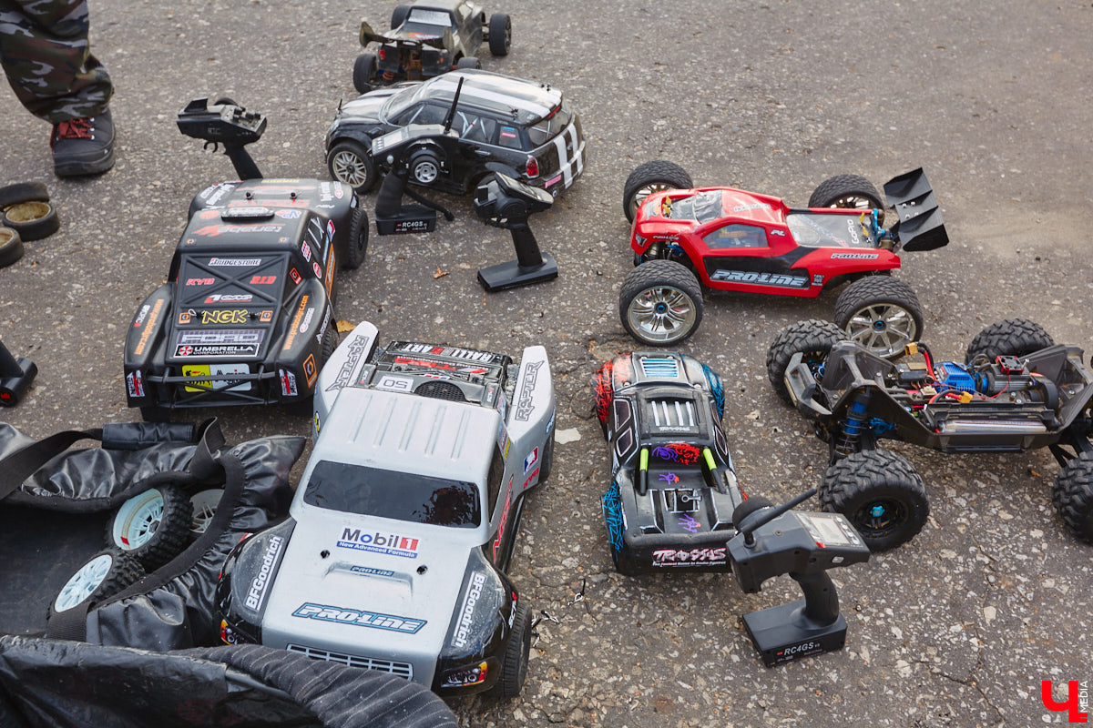 Октябрь, автодром ВлГУ, крутые тачки — это уже классика. На десятый раз AutoFest от ВлГУ стал настоящим фестивалем. В субботу, 15 октября, более 30 авто разной степени новизны, креатива и даже масштаба провели на автодроме целый день. Владельцы соревновались в искусстве вождения, проходили через «лимбо», за конфеты сдавали ПДД, шумели/гудели техникой и, по возможности, устраивали гонки. Подробности в нашем фоторепортаже.