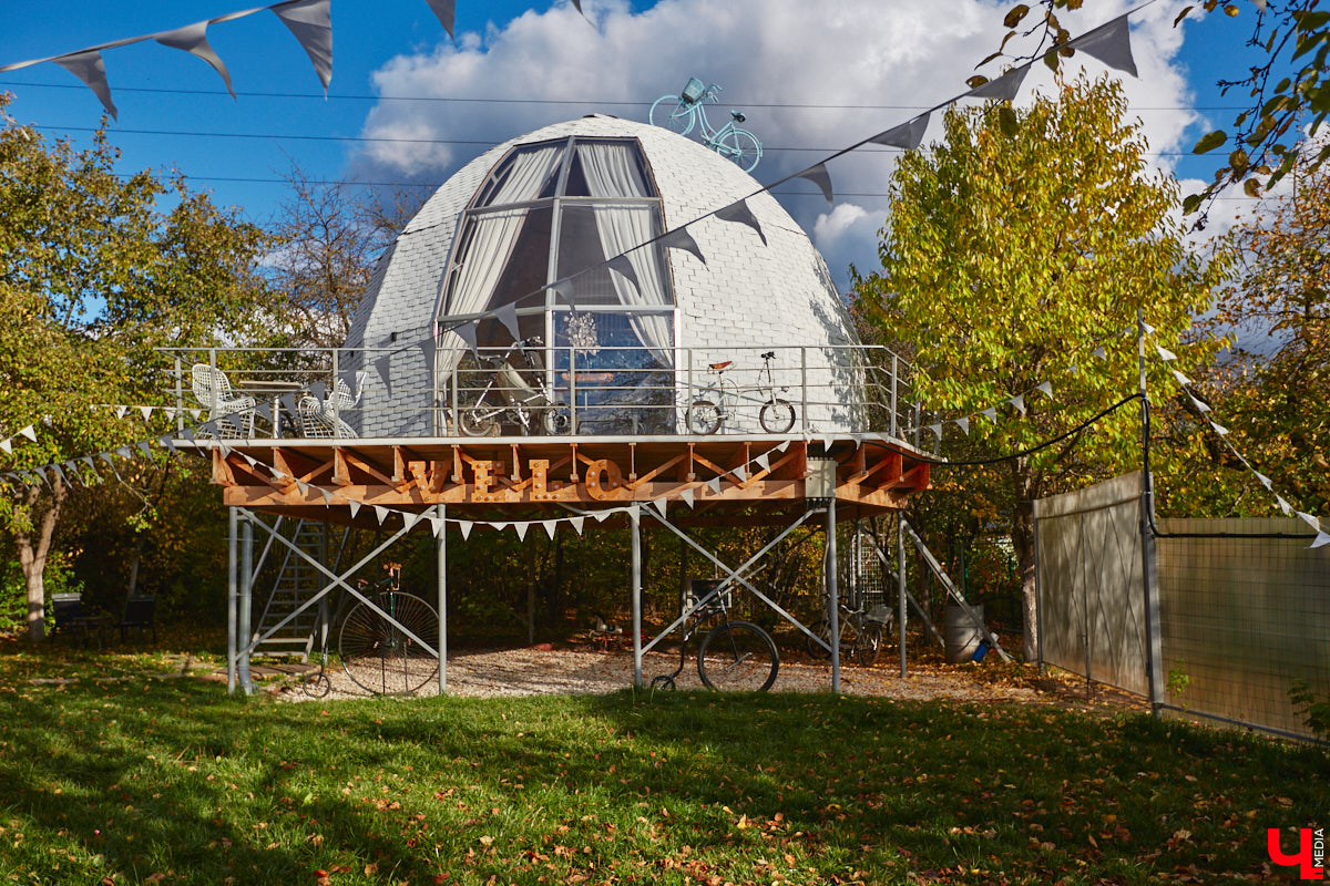 Продолжаем нашу традиционную рубрику «Я тут живу» уникальным домом-сферой, где главные его жители – велосипеды. Вы еще в таких не бывали? Съемочная команда «Ключ-Медиа» уже заглянула внутрь необычного купола и готова вам все рассказать и показать!