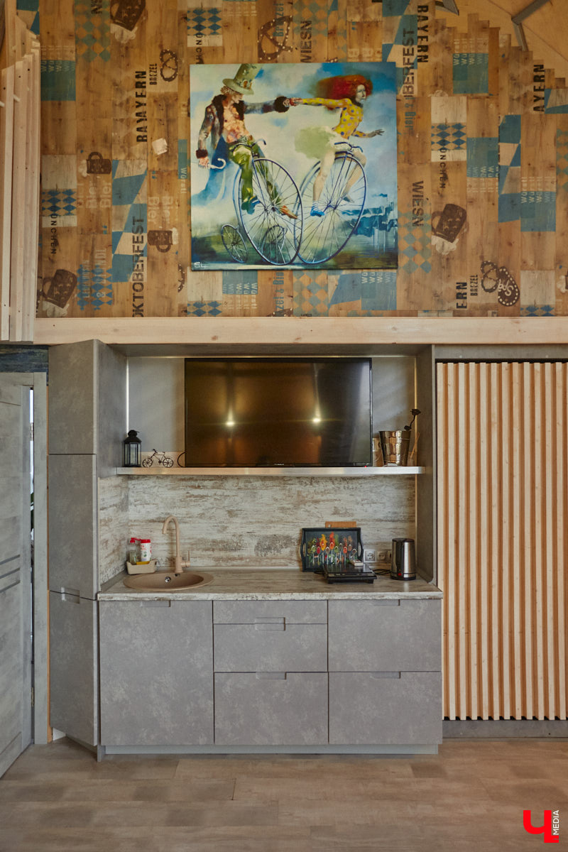 Продолжаем нашу традиционную рубрику «Я тут живу» уникальным домом-сферой, где главные его жители – велосипеды. Вы еще в таких не бывали? Съемочная команда «Ключ-Медиа» уже заглянула внутрь необычного купола и готова вам все рассказать и показать!