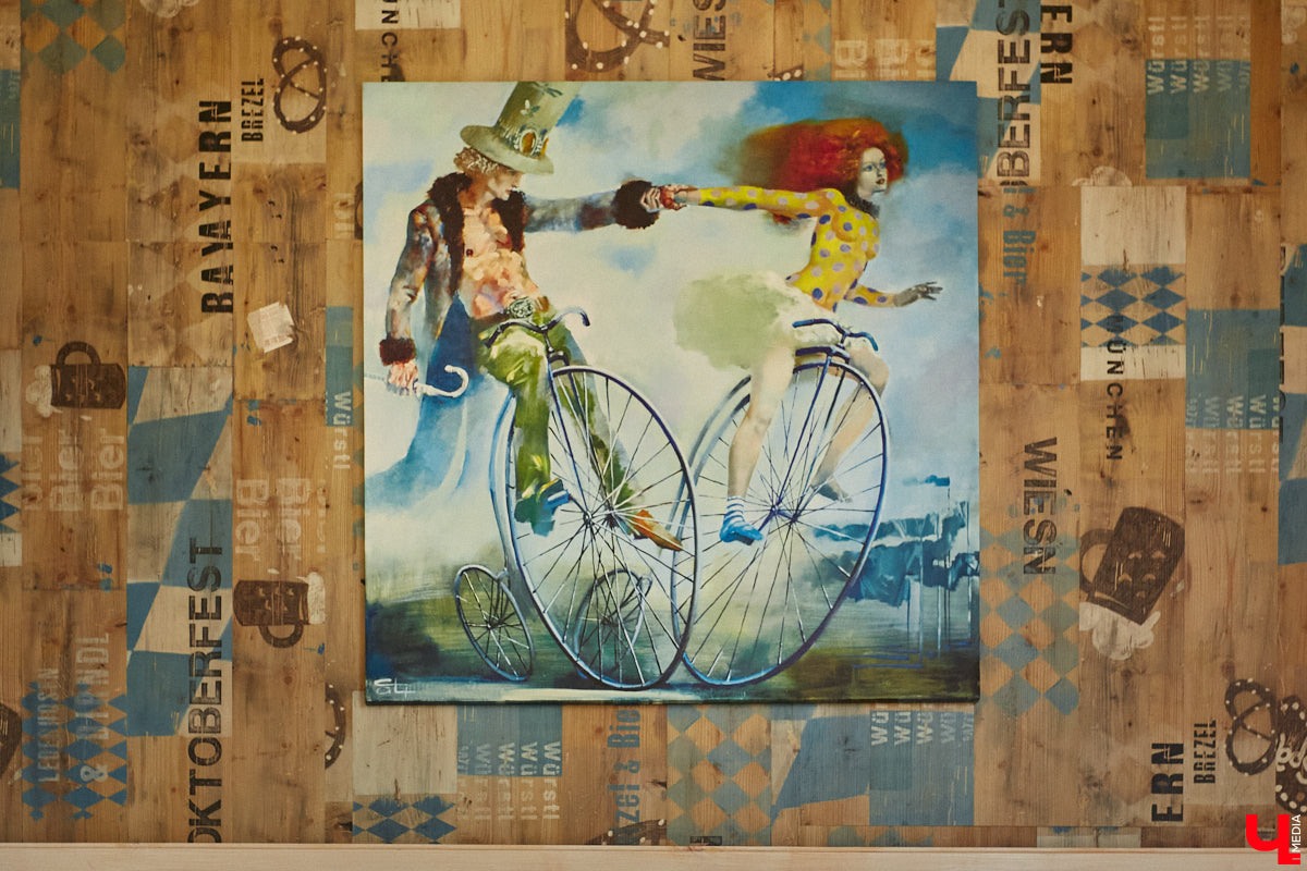 Продолжаем нашу традиционную рубрику «Я тут живу» уникальным домом-сферой, где главные его жители – велосипеды. Вы еще в таких не бывали? Съемочная команда «Ключ-Медиа» уже заглянула внутрь необычного купола и готова вам все рассказать и показать!