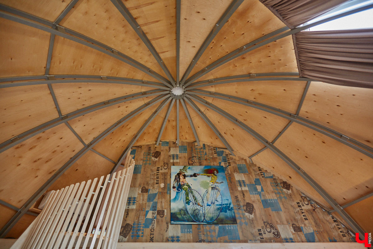 Продолжаем нашу традиционную рубрику «Я тут живу» уникальным домом-сферой, где главные его жители – велосипеды. Вы еще в таких не бывали? Съемочная команда «Ключ-Медиа» уже заглянула внутрь необычного купола и готова вам все рассказать и показать!