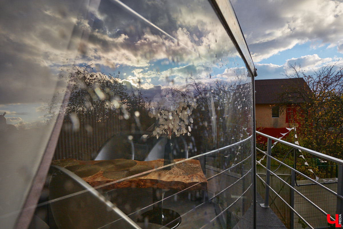 Продолжаем нашу традиционную рубрику «Я тут живу» уникальным домом-сферой, где главные его жители – велосипеды. Вы еще в таких не бывали? Съемочная команда «Ключ-Медиа» уже заглянула внутрь необычного купола и готова вам все рассказать и показать!