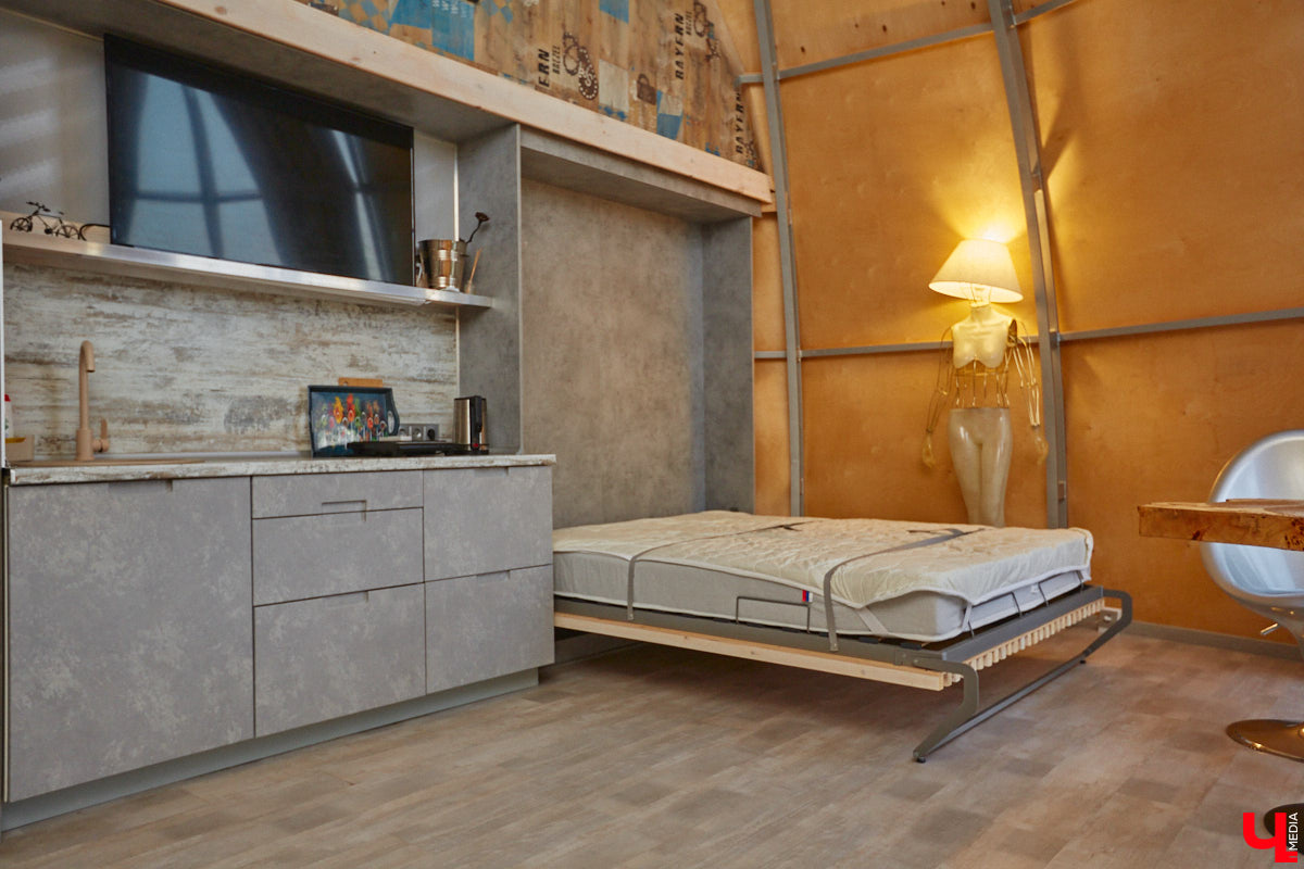 Продолжаем нашу традиционную рубрику «Я тут живу» уникальным домом-сферой, где главные его жители – велосипеды. Вы еще в таких не бывали? Съемочная команда «Ключ-Медиа» уже заглянула внутрь необычного купола и готова вам все рассказать и показать!