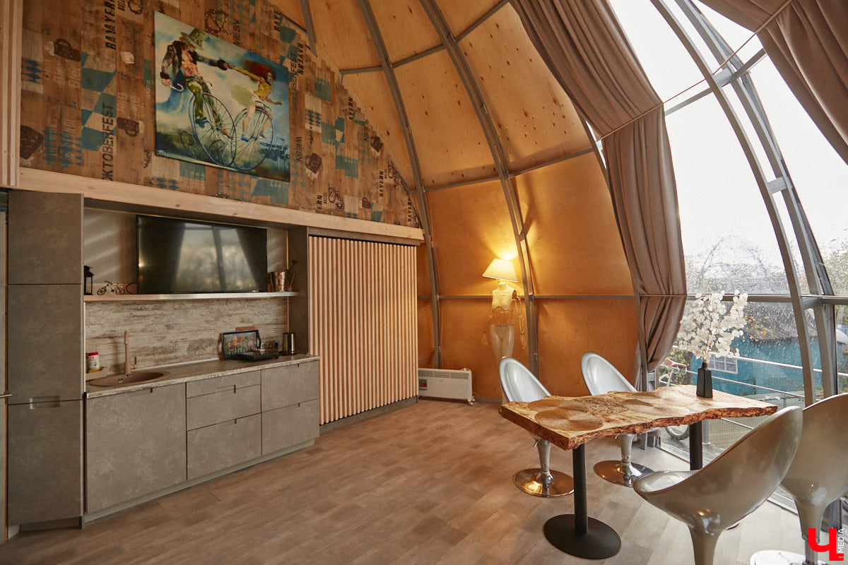 Продолжаем нашу традиционную рубрику «Я тут живу» уникальным домом-сферой, где главные его жители – велосипеды. Вы еще в таких не бывали? Съемочная команда «Ключ-Медиа» уже заглянула внутрь необычного купола и готова вам все рассказать и показать!