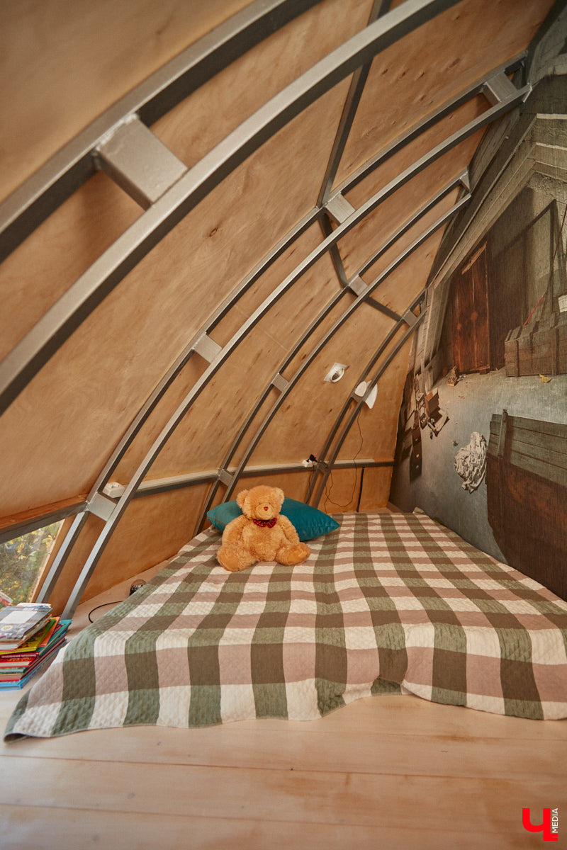 Продолжаем нашу традиционную рубрику «Я тут живу» уникальным домом-сферой, где главные его жители – велосипеды. Вы еще в таких не бывали? Съемочная команда «Ключ-Медиа» уже заглянула внутрь необычного купола и готова вам все рассказать и показать!