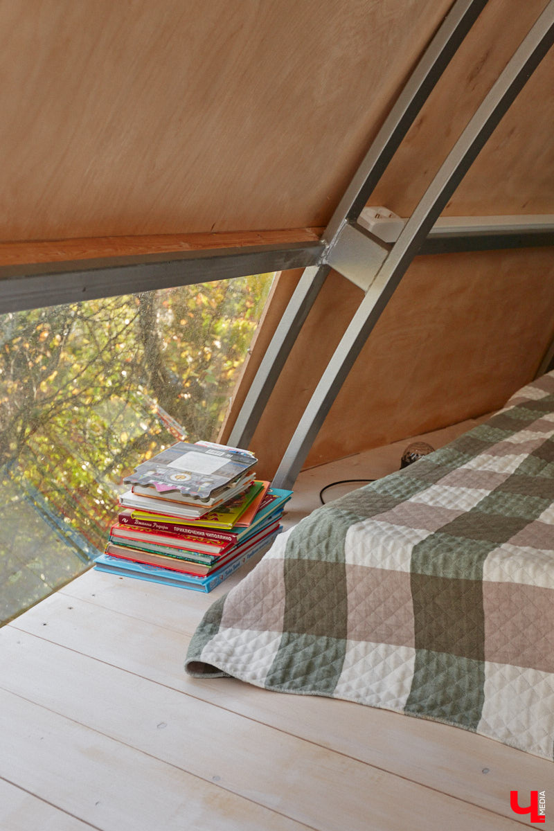 Продолжаем нашу традиционную рубрику «Я тут живу» уникальным домом-сферой, где главные его жители – велосипеды. Вы еще в таких не бывали? Съемочная команда «Ключ-Медиа» уже заглянула внутрь необычного купола и готова вам все рассказать и показать!