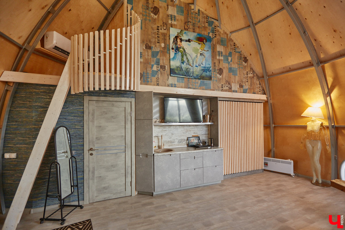 Продолжаем нашу традиционную рубрику «Я тут живу» уникальным домом-сферой, где главные его жители – велосипеды. Вы еще в таких не бывали? Съемочная команда «Ключ-Медиа» уже заглянула внутрь необычного купола и готова вам все рассказать и показать!