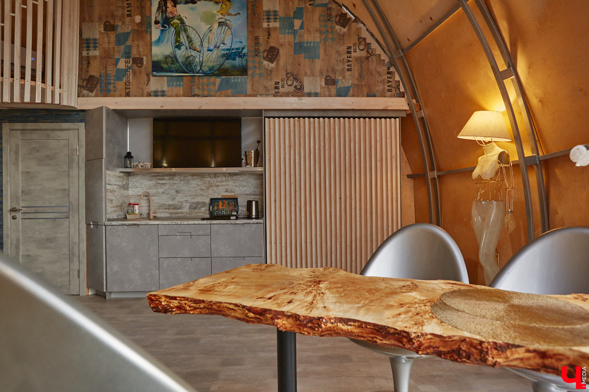 Продолжаем нашу традиционную рубрику «Я тут живу» уникальным домом-сферой, где главные его жители – велосипеды. Вы еще в таких не бывали? Съемочная команда «Ключ-Медиа» уже заглянула внутрь необычного купола и готова вам все рассказать и показать!