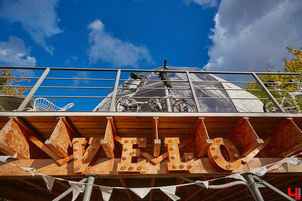 Продолжаем нашу традиционную рубрику «Я тут живу» уникальным домом-сферой, где главные его жители – велосипеды. Вы еще в таких не бывали? Съемочная команда «Ключ-Медиа» уже заглянула внутрь необычного купола и готова вам все рассказать и показать!