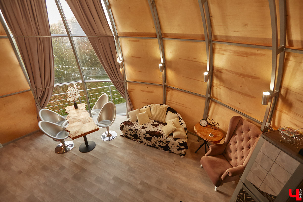 Продолжаем нашу традиционную рубрику «Я тут живу» уникальным домом-сферой, где главные его жители – велосипеды. Вы еще в таких не бывали? Съемочная команда «Ключ-Медиа» уже заглянула внутрь необычного купола и готова вам все рассказать и показать!