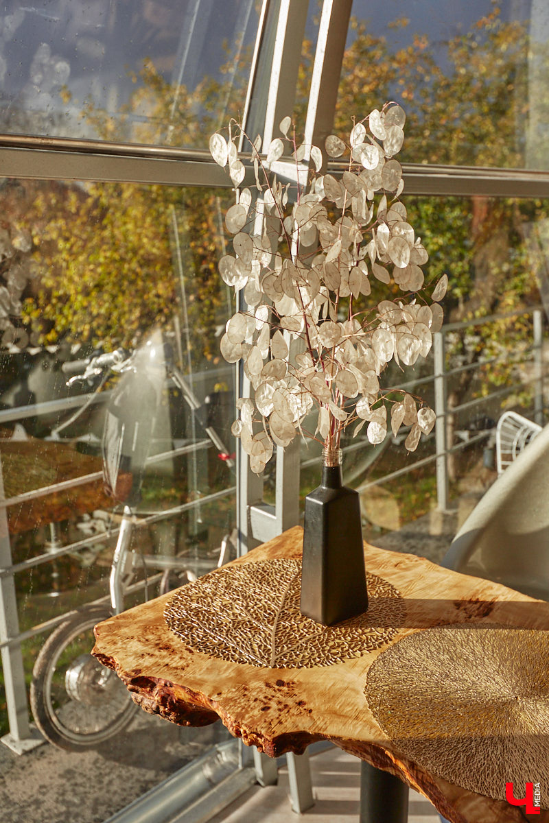 Продолжаем нашу традиционную рубрику «Я тут живу» уникальным домом-сферой, где главные его жители – велосипеды. Вы еще в таких не бывали? Съемочная команда «Ключ-Медиа» уже заглянула внутрь необычного купола и готова вам все рассказать и показать!