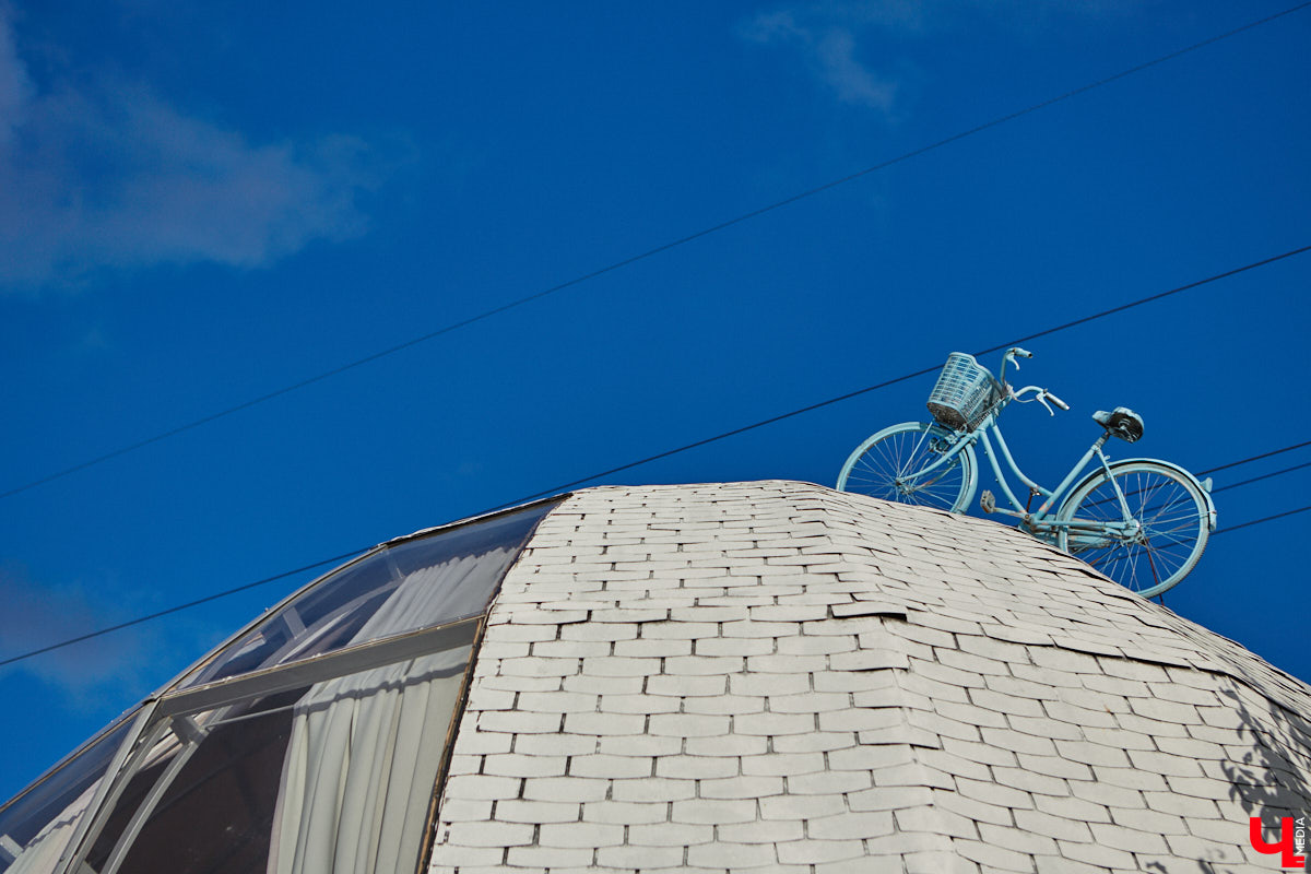 Продолжаем нашу традиционную рубрику «Я тут живу» уникальным домом-сферой, где главные его жители – велосипеды. Вы еще в таких не бывали? Съемочная команда «Ключ-Медиа» уже заглянула внутрь необычного купола и готова вам все рассказать и показать!