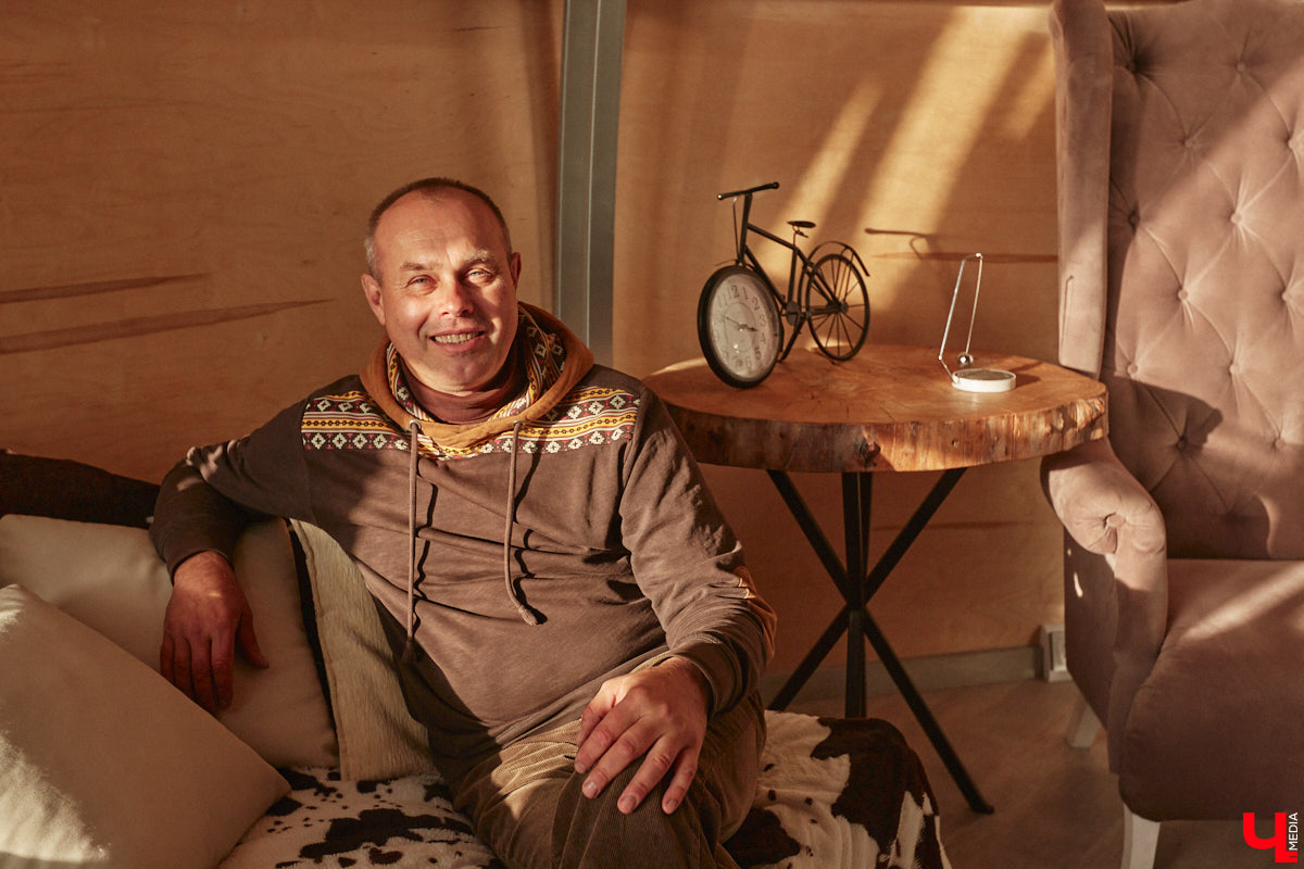 Продолжаем нашу традиционную рубрику «Я тут живу» уникальным домом-сферой, где главные его жители – велосипеды. Вы еще в таких не бывали? Съемочная команда «Ключ-Медиа» уже заглянула внутрь необычного купола и готова вам все рассказать и показать!