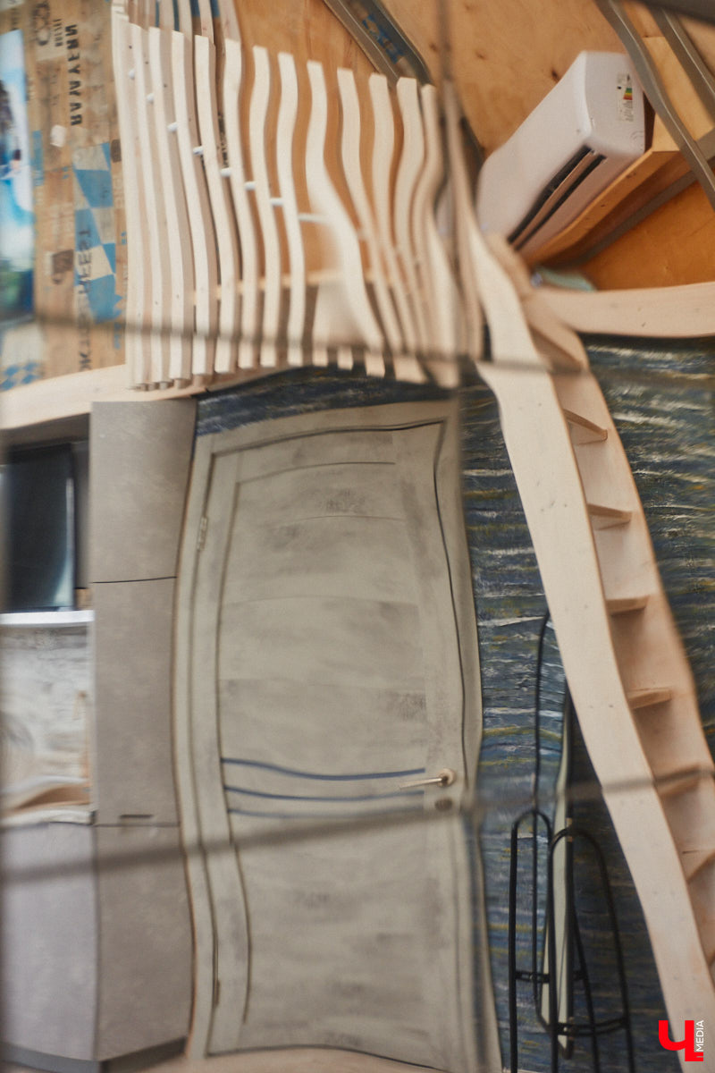 Продолжаем нашу традиционную рубрику «Я тут живу» уникальным домом-сферой, где главные его жители – велосипеды. Вы еще в таких не бывали? Съемочная команда «Ключ-Медиа» уже заглянула внутрь необычного купола и готова вам все рассказать и показать!