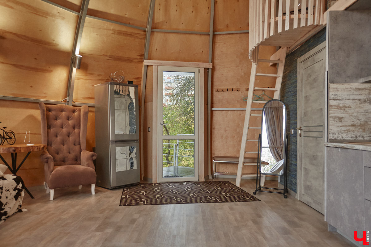 Продолжаем нашу традиционную рубрику «Я тут живу» уникальным домом-сферой, где главные его жители – велосипеды. Вы еще в таких не бывали? Съемочная команда «Ключ-Медиа» уже заглянула внутрь необычного купола и готова вам все рассказать и показать!