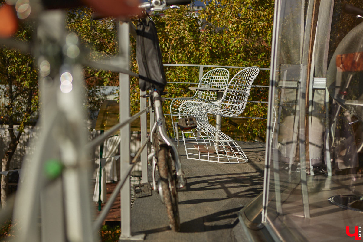 Продолжаем нашу традиционную рубрику «Я тут живу» уникальным домом-сферой, где главные его жители – велосипеды. Вы еще в таких не бывали? Съемочная команда «Ключ-Медиа» уже заглянула внутрь необычного купола и готова вам все рассказать и показать!