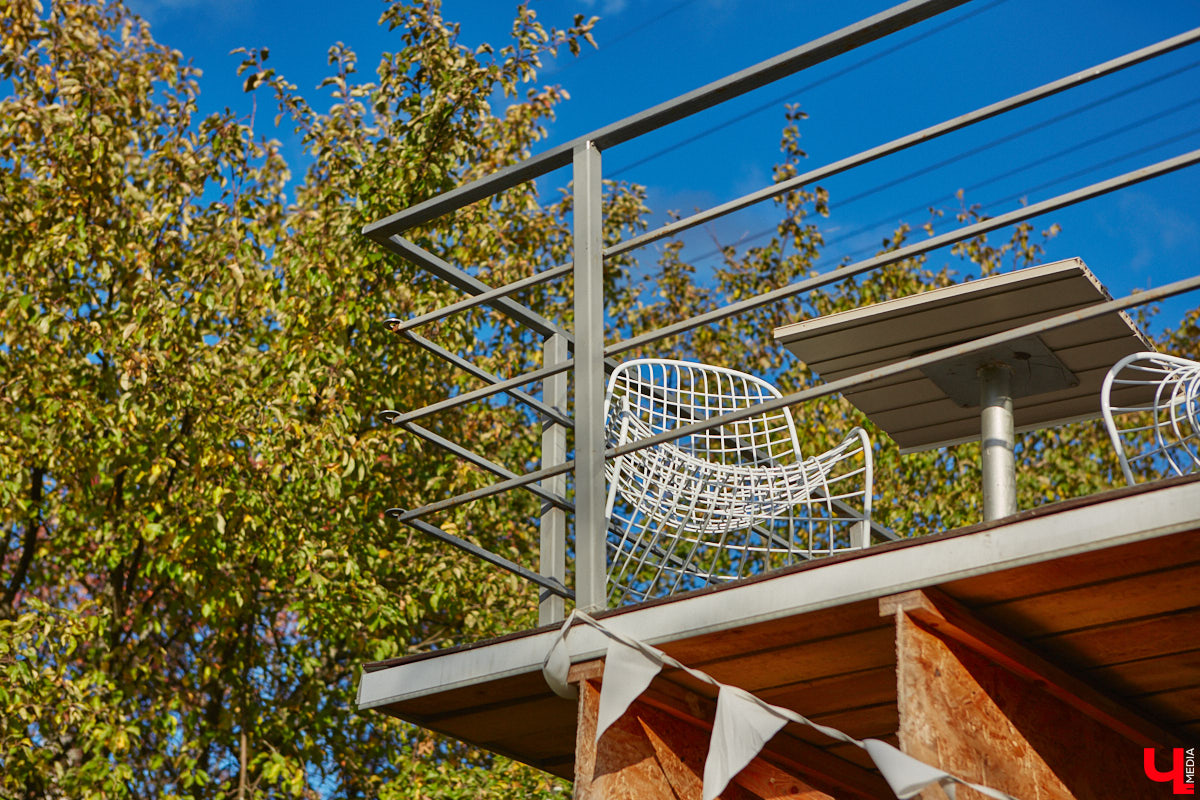 Продолжаем нашу традиционную рубрику «Я тут живу» уникальным домом-сферой, где главные его жители – велосипеды. Вы еще в таких не бывали? Съемочная команда «Ключ-Медиа» уже заглянула внутрь необычного купола и готова вам все рассказать и показать!